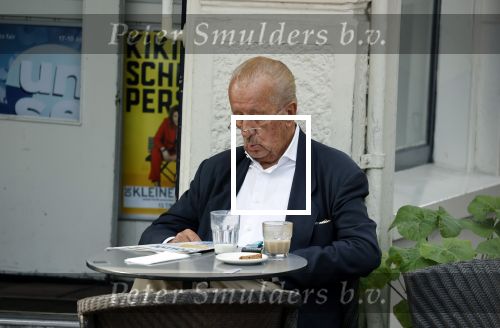 Amsterdam 17 september 2021
Theo Hiddema op terras en wandelend naar zijn huis