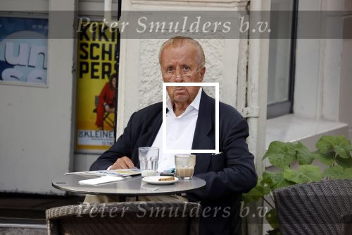 Amsterdam 17 september 2021
Theo Hiddema op terras en wandelend naar zijn huis