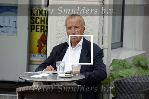 Amsterdam 17 september 2021
Theo Hiddema op terras en wandelend naar zijn huis