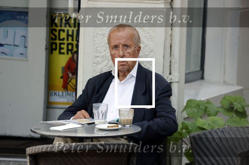 Amsterdam 17 september 2021
Theo Hiddema op terras en wandelend naar zijn huis