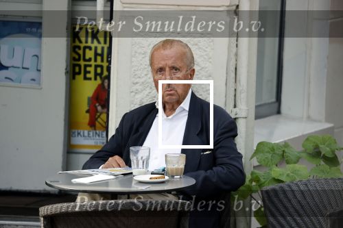 Amsterdam 17 september 2021
Theo Hiddema op terras en wandelend naar zijn huis