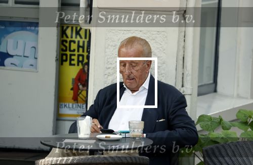 Amsterdam 17 september 2021
Theo Hiddema op terras en wandelend naar zijn huis