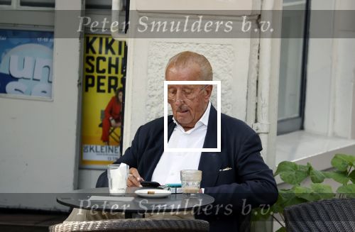 Amsterdam 17 september 2021
Theo Hiddema op terras en wandelend naar zijn huis