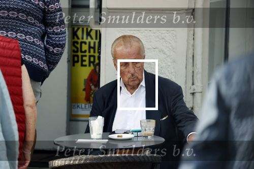 Amsterdam 17 september 2021
Theo Hiddema op terras en wandelend naar zijn huis