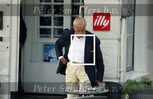 Amsterdam 17 september 2021
Theo Hiddema op terras en wandelend naar zijn huis