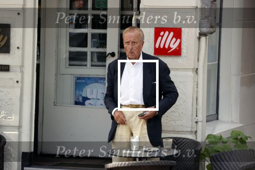 Amsterdam 17 september 2021
Theo Hiddema op terras en wandelend naar zijn huis