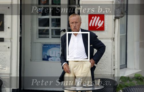 Amsterdam 17 september 2021
Theo Hiddema op terras en wandelend naar zijn huis