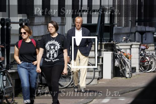 Amsterdam 17 september 2021
Theo Hiddema op terras en wandelend naar zijn huis