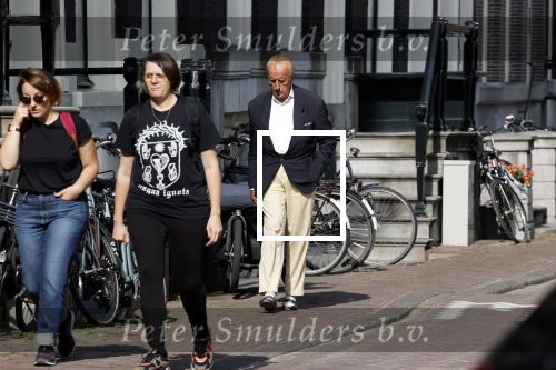 Amsterdam 17 september 2021
Theo Hiddema op terras en wandelend naar zijn huis