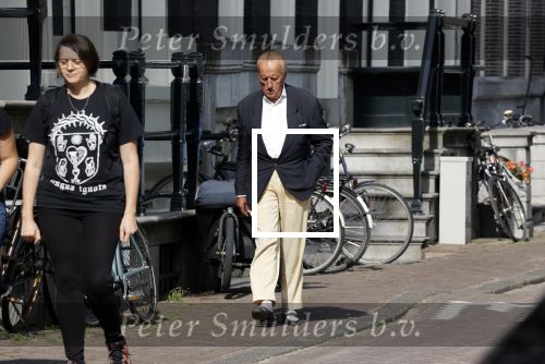 Amsterdam 17 september 2021
Theo Hiddema op terras en wandelend naar zijn huis