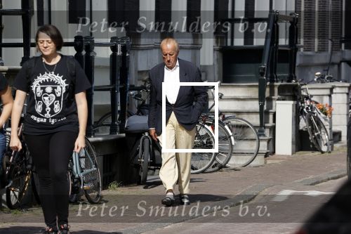Amsterdam 17 september 2021
Theo Hiddema op terras en wandelend naar zijn huis