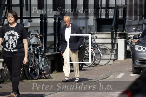 Amsterdam 17 september 2021
Theo Hiddema op terras en wandelend naar zijn huis