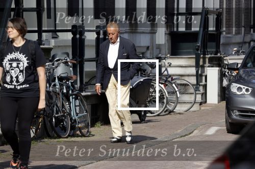 Amsterdam 17 september 2021
Theo Hiddema op terras en wandelend naar zijn huis