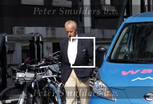 Amsterdam 17 september 2021
Theo Hiddema op terras en wandelend naar zijn huis