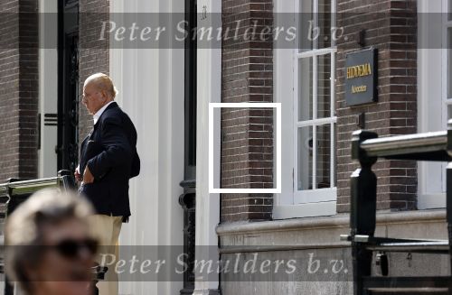 Amsterdam 17 september 2021
Theo Hiddema op terras en wandelend naar zijn huis