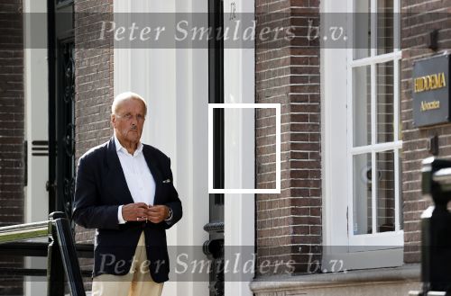 Amsterdam 17 september 2021
Theo Hiddema op terras en wandelend naar zijn huis