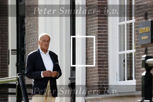 Amsterdam 17 september 2021
Theo Hiddema op terras en wandelend naar zijn huis