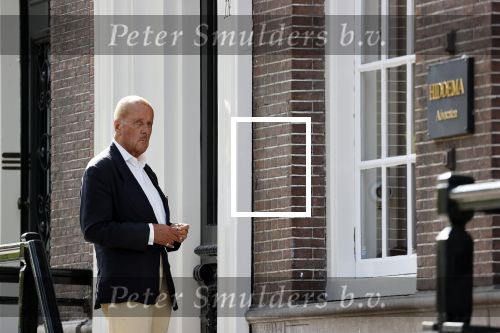 Amsterdam 17 september 2021
Theo Hiddema op terras en wandelend naar zijn huis