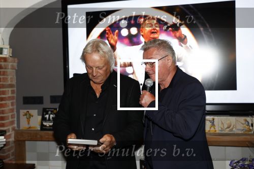 Volendam 12 oktober 2021
Boekpresentatie Jan Keizer bij Hotel Spaander in Volendam . Alle oude bendleden van BZN zijn aanwezig zoals Annie Schilder Carola Smit Jan Tuijp Jack Veerman Thomas Tol Dick Plat