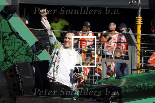 Zandvoort 5 september 2021
Dj Tiesto treedt op na de GP van Nederland . De wagen waar jij opstaat is ontworpen / kunstuk van Joseph Klibansky