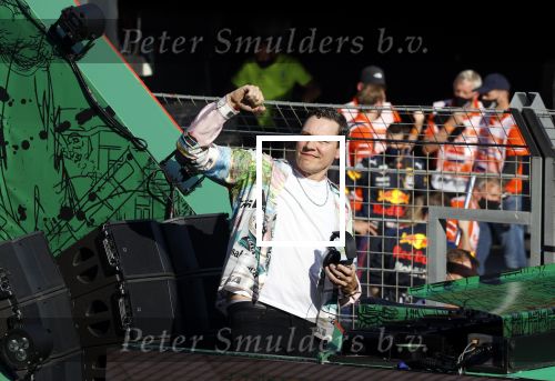 Zandvoort 5 september 2021
Dj Tiesto treedt op na de GP van Nederland . De wagen waar jij opstaat is ontworpen / kunstuk van Joseph Klibansky