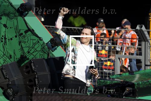 Zandvoort 5 september 2021
Dj Tiesto treedt op na de GP van Nederland . De wagen waar jij opstaat is ontworpen / kunstuk van Joseph Klibansky