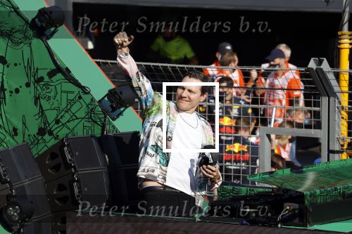 Zandvoort 5 september 2021
Dj Tiesto treedt op na de GP van Nederland . De wagen waar jij opstaat is ontworpen / kunstuk van Joseph Klibansky