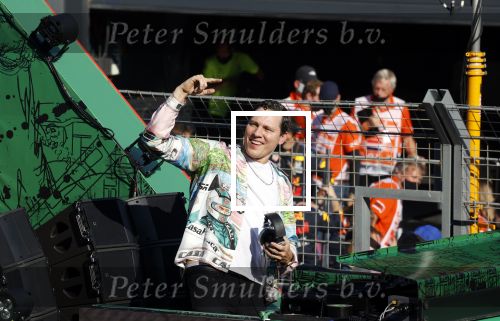 Zandvoort 5 september 2021
Dj Tiesto treedt op na de GP van Nederland . De wagen waar jij opstaat is ontworpen / kunstuk van Joseph Klibansky
