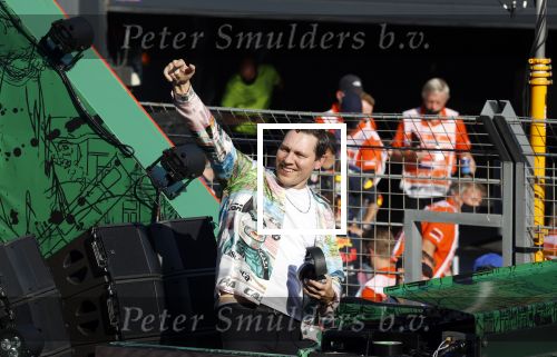 Zandvoort 5 september 2021
Dj Tiesto treedt op na de GP van Nederland . De wagen waar jij opstaat is ontworpen / kunstuk van Joseph Klibansky