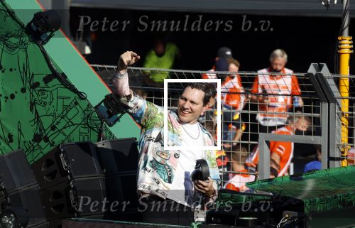 Zandvoort 5 september 2021
Dj Tiesto treedt op na de GP van Nederland . De wagen waar jij opstaat is ontworpen / kunstuk van Joseph Klibansky