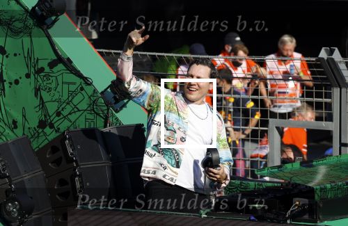 Zandvoort 5 september 2021
Dj Tiesto treedt op na de GP van Nederland . De wagen waar jij opstaat is ontworpen / kunstuk van Joseph Klibansky