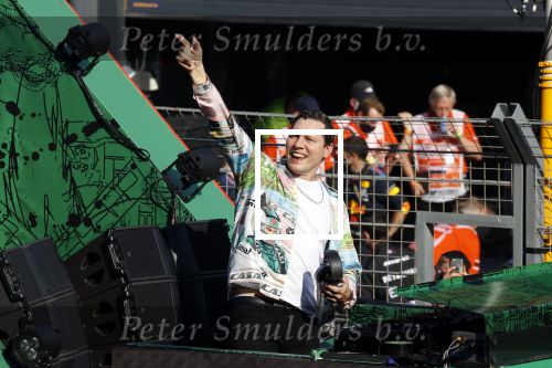 Zandvoort 5 september 2021
Dj Tiesto treedt op na de GP van Nederland . De wagen waar jij opstaat is ontworpen / kunstuk van Joseph Klibansky