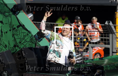 Zandvoort 5 september 2021
Dj Tiesto treedt op na de GP van Nederland . De wagen waar jij opstaat is ontworpen / kunstuk van Joseph Klibansky