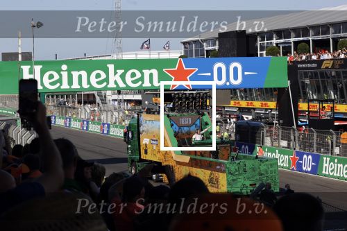 Zandvoort 5 september 2021
Dj Tiesto treedt op na de GP van Nederland . De wagen waar jij opstaat is ontworpen / kunstuk van Joseph Klibansky