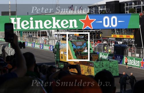 Zandvoort 5 september 2021
Dj Tiesto treedt op na de GP van Nederland . De wagen waar jij opstaat is ontworpen / kunstuk van Joseph Klibansky
