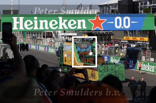 Zandvoort 5 september 2021
Dj Tiesto treedt op na de GP van Nederland . De wagen waar jij opstaat is ontworpen / kunstuk van Joseph Klibansky