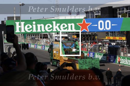 Zandvoort 5 september 2021
Dj Tiesto treedt op na de GP van Nederland . De wagen waar jij opstaat is ontworpen / kunstuk van Joseph Klibansky