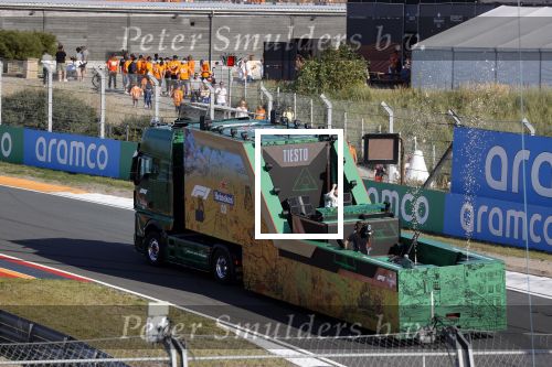Zandvoort 5 september 2021
Dj Tiesto treedt op na de GP van Nederland . De wagen waar jij opstaat is ontworpen / kunstuk van Joseph Klibansky
