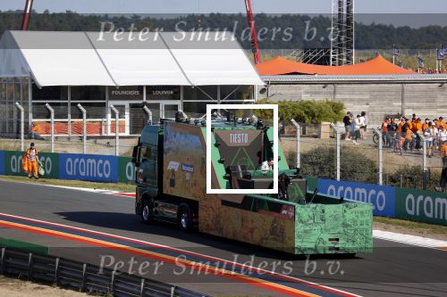 Zandvoort 5 september 2021
Dj Tiesto treedt op na de GP van Nederland . De wagen waar jij opstaat is ontworpen / kunstuk van Joseph Klibansky