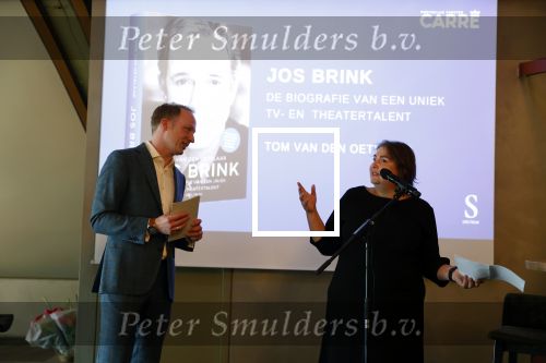 Amsterdam 30 september 2021
Boekpresentatie Jos Brink in Carre . Frank Sanders ontvangt het eerste boek uit handen van de schrijver Tom v d Oetelaar.