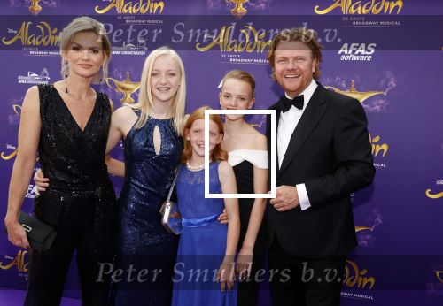Scheveningen 26 september 2021
Premiere Aladdin in het circustheater. Bastiaan ragas en zijn vrouw Tooske met hun kinderen