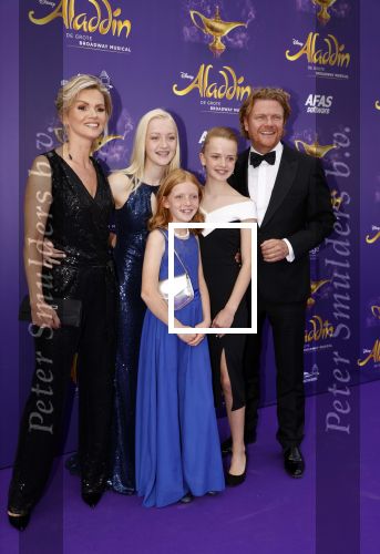 Scheveningen 26 september 2021
Premiere Aladdin in het circustheater. Bastiaan ragas en zijn vrouw Tooske met hun kinderen