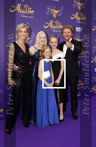 Scheveningen 26 september 2021
Premiere Aladdin in het circustheater. Bastiaan ragas en zijn vrouw Tooske met hun kinderen