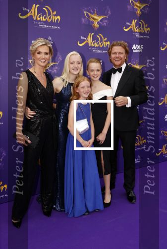 Scheveningen 26 september 2021
Premiere Aladdin in het circustheater. Bastiaan ragas en zijn vrouw Tooske met hun kinderen