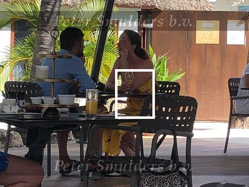 Curacao 13 oktober 2021
First dates  barmaan Victor Abeln met zijn nieuwe vriendin bij Kontiki beach .