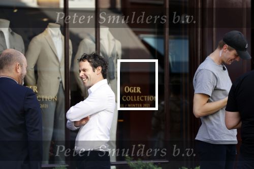 Amsterdam 20 september 2021
Opnames commercial met Dries Roelvink voor de deur bij Oger. Ook zijn vrouw Honoria en manager Frank Wisse zijn erbij . Dries rijdt met zijn biro CCCC schade tegen een bloembak. Victor Mids