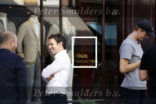 Amsterdam 20 september 2021
Opnames commercial met Dries Roelvink voor de deur bij Oger. Ook zijn vrouw Honoria en manager Frank Wisse zijn erbij . Dries rijdt met zijn biro CCCC schade tegen een bloembak. Victor Mids