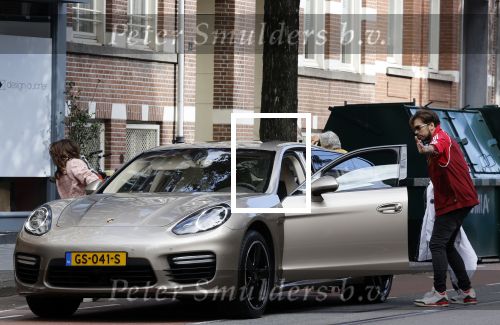 Amsterdam 5 oktober 2021
Waylon brengt met zijn gouden porsch panamera turbo zijn dochter en vriendin Bibi Breijman naar een kinder kledingwinkel in Amsterdam zuid. Hijzelf gaat shoppen op de Cornelis schuytstraat.