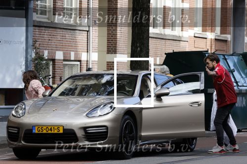 Amsterdam 5 oktober 2021
Waylon brengt met zijn gouden porsch panamera turbo zijn dochter en vriendin Bibi Breijman naar een kinder kledingwinkel in Amsterdam zuid. Hijzelf gaat shoppen op de Cornelis schuytstraat.