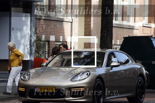 Amsterdam 5 oktober 2021
Waylon brengt met zijn gouden porsch panamera turbo zijn dochter en vriendin Bibi Breijman naar een kinder kledingwinkel in Amsterdam zuid. Hijzelf gaat shoppen op de Cornelis schuytstraat.